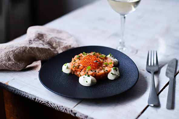 Schwarzer Porzellanteller