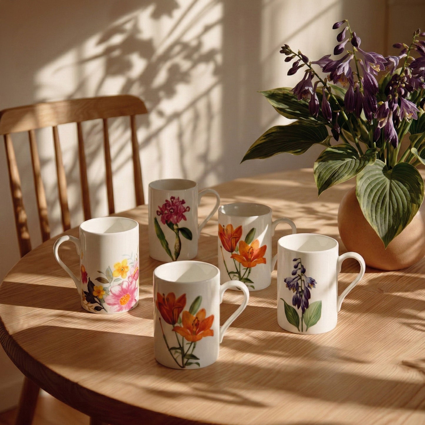 ARMANO Tasse 410 ml, Bone China, künstlerisches Blütenmotiv – in Verwendung