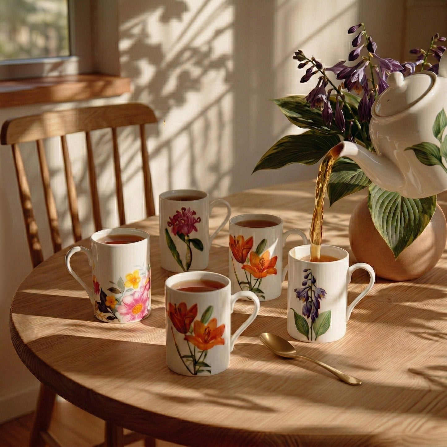 ARMANO Tasse 410 ml, Bone China mit Blütenmotiv – in Verwendung