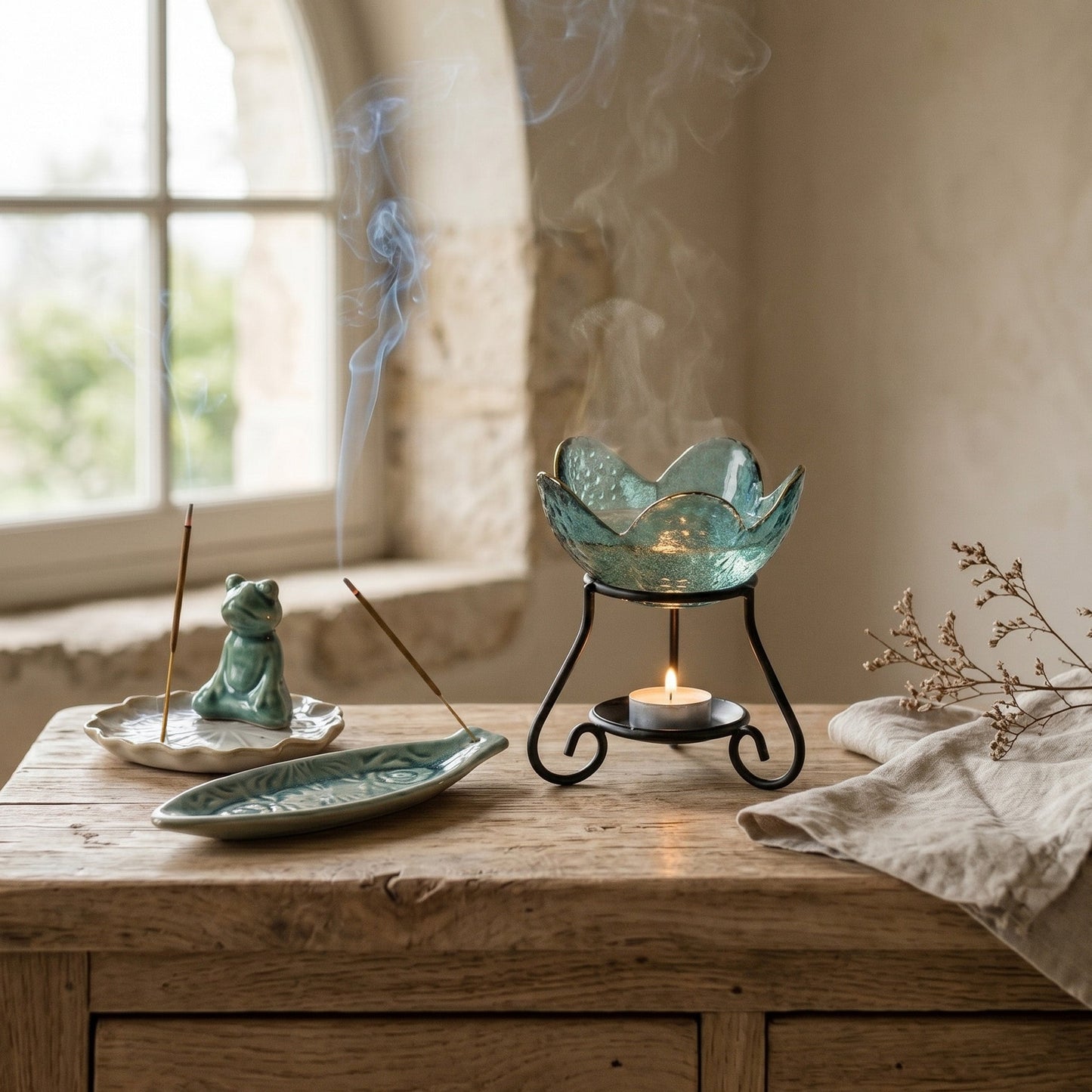 Ölduftlampe aus Metall mit Glas, Grün – in Verwendung