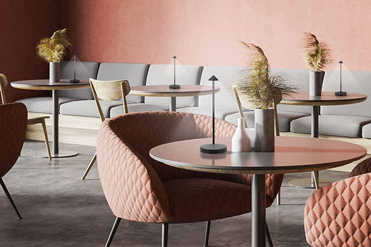 Tischlampe auf dem Tisch in einem Raum