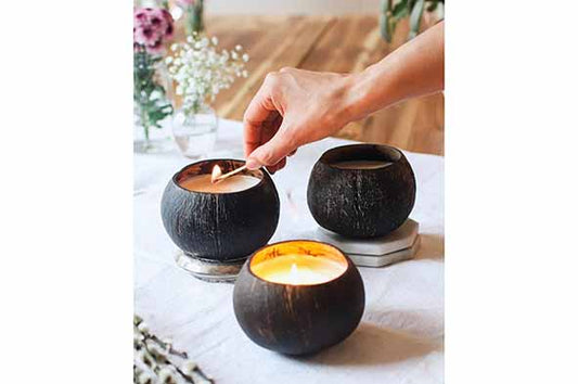 Duftkerze mit Holzdocht in Kokosnussschale