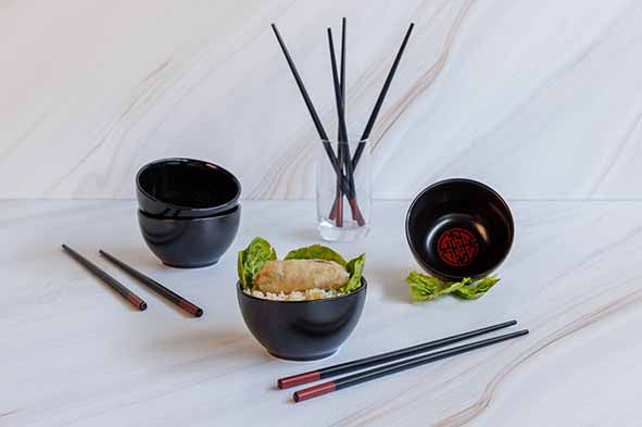 Authentisches Asiatisches Essgeschirr-Set dekoriert