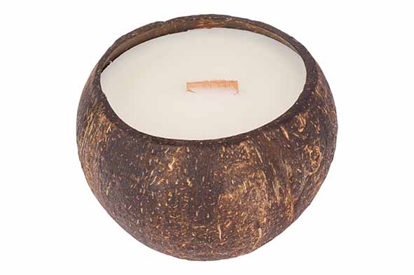 Duftkerze mit Holzdocht in Kokosnussschale