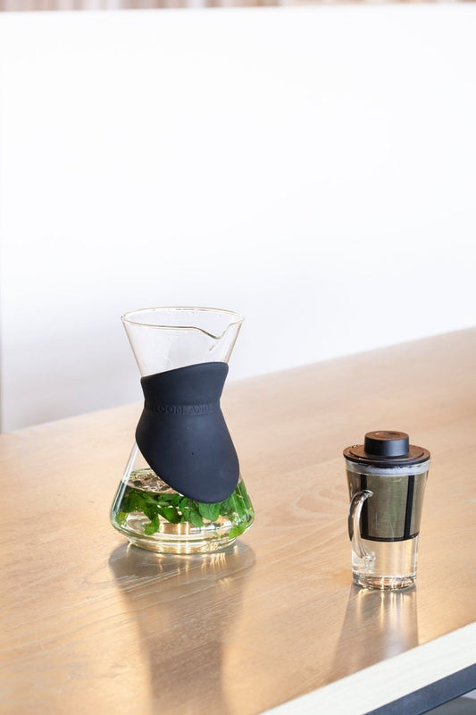 BLOOM AND FLOW Kanne aus feinstem Glas mit Thermo-Ummantelung - Kanne - tinkie.de